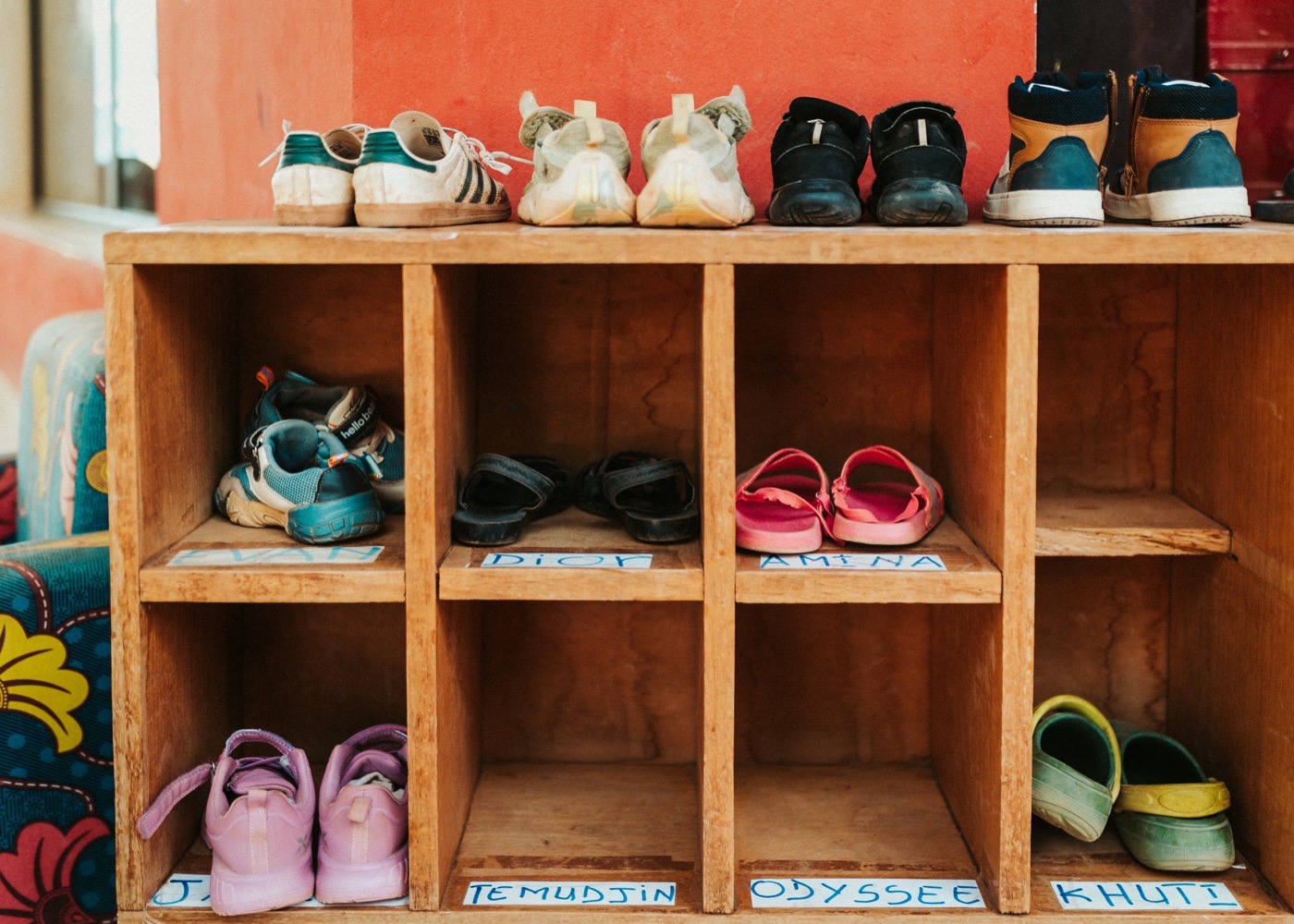Casiers de chaussures avec les prénoms des enfants