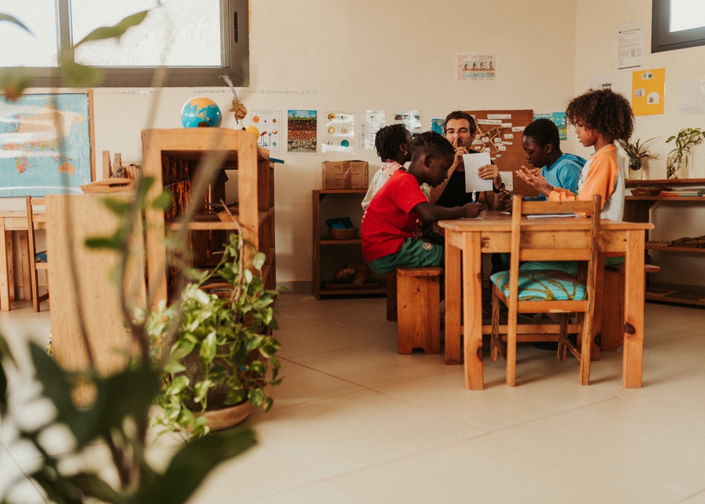 Éducatrice et groupe d'enfants en élémentaire