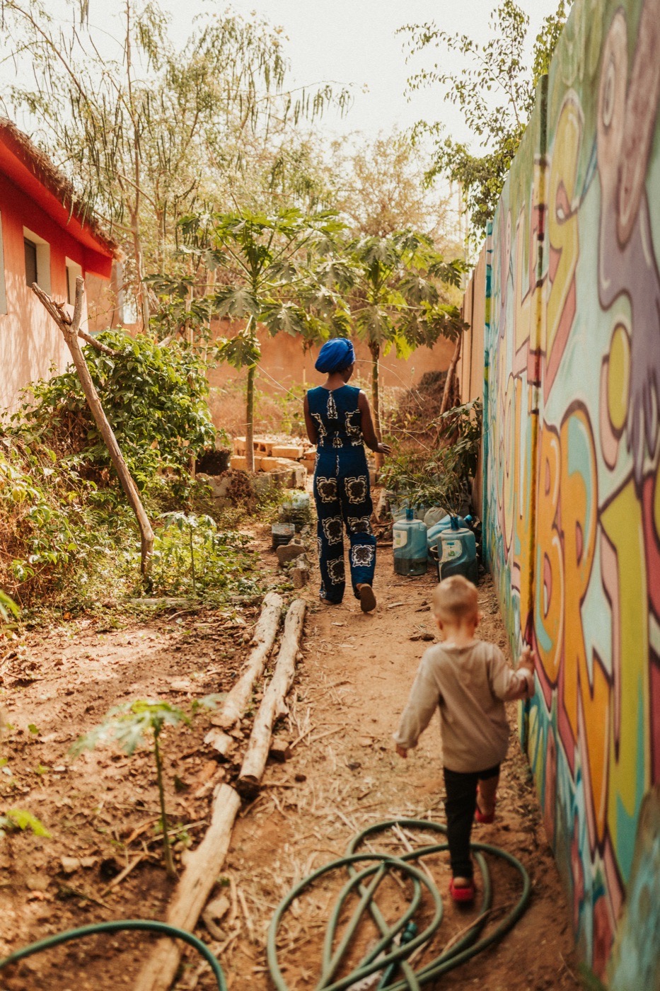 Allée murale colorée, éducatrice et enfant