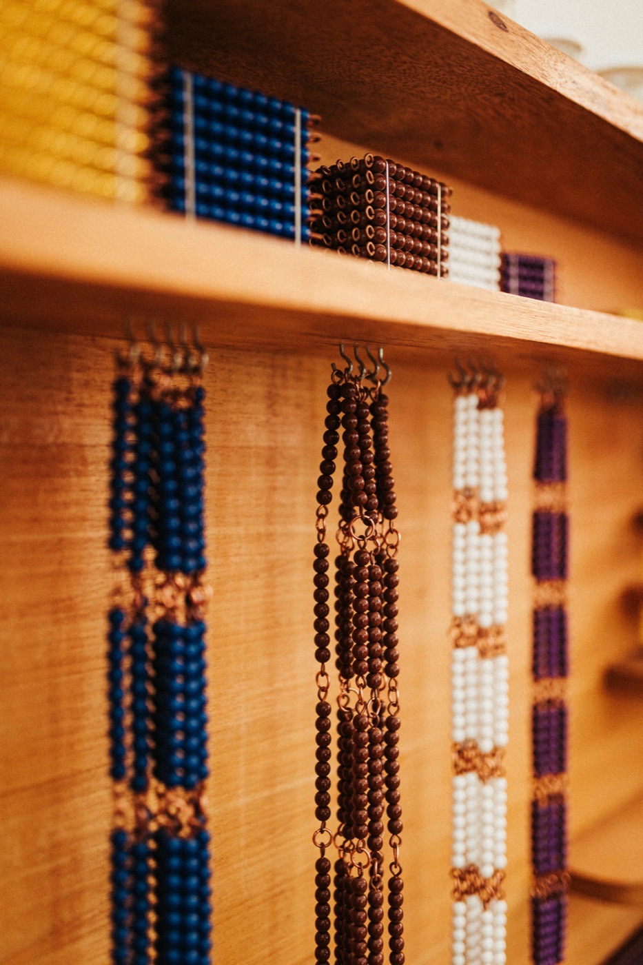 Étagère de perles colorées du matériel mathématique