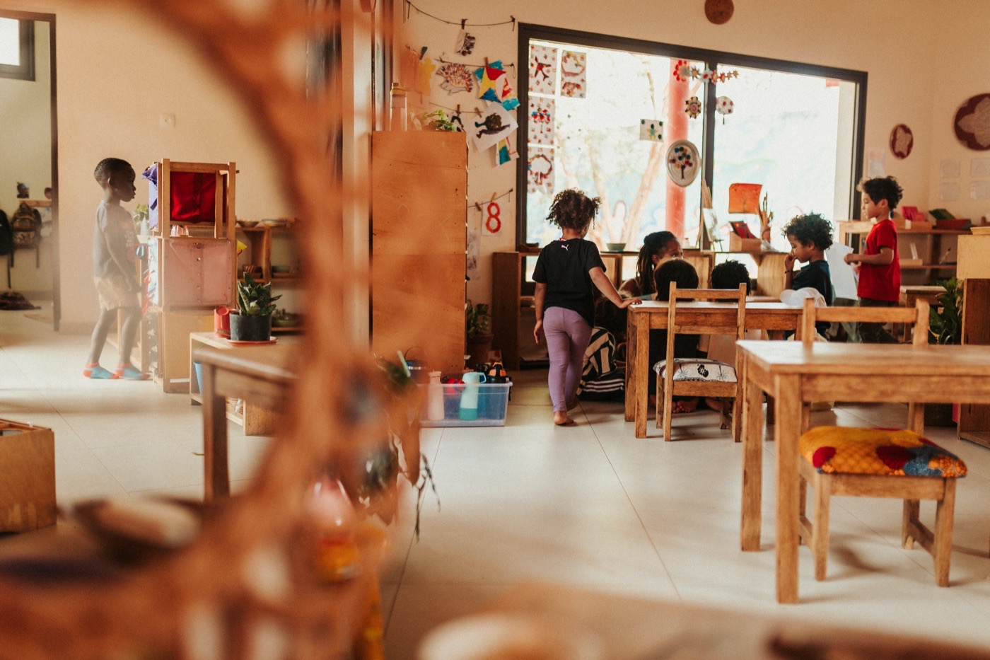 Vue de la classe à travers une cloison de bois