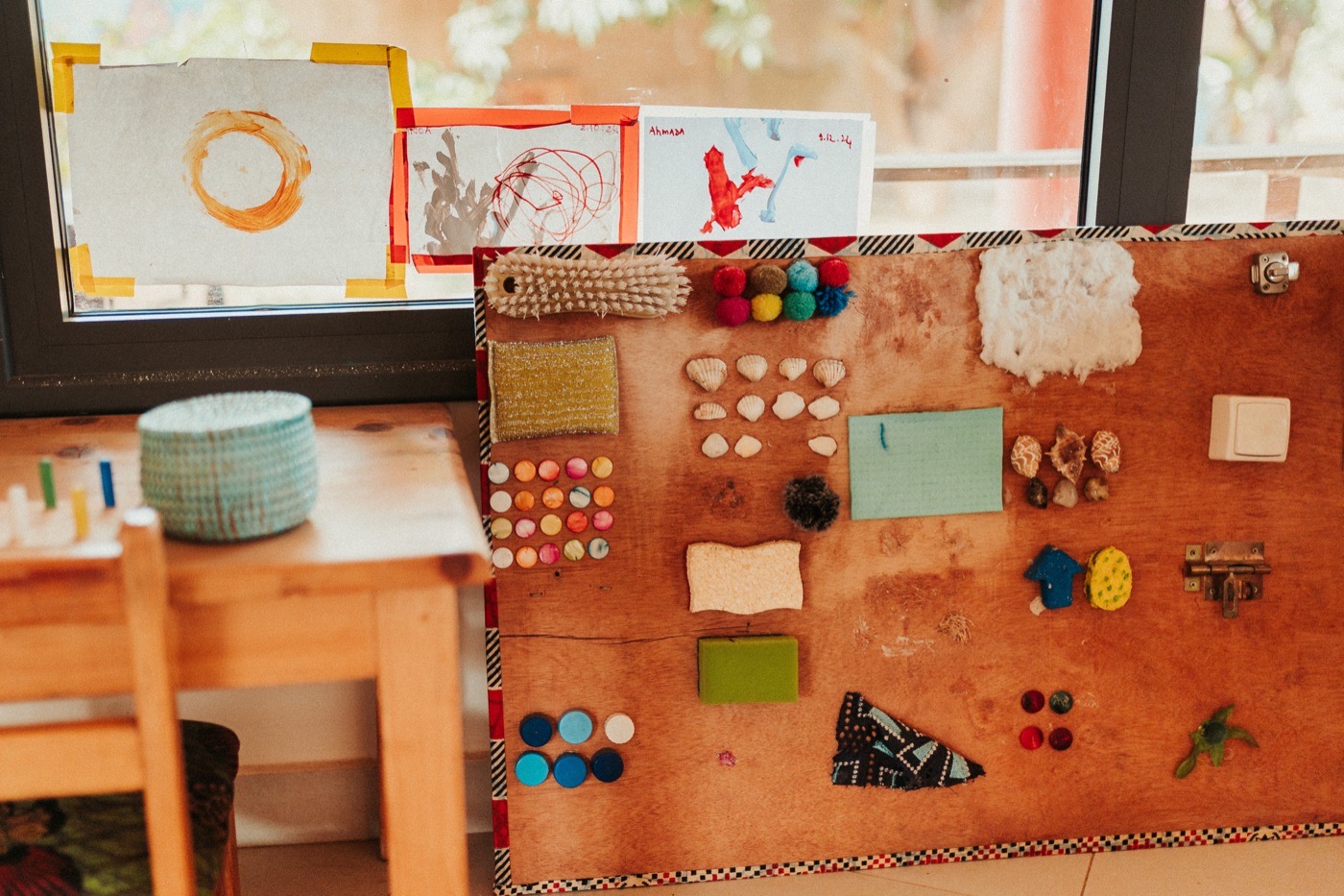 Tableau sensoriel détaillé avec textures et formes