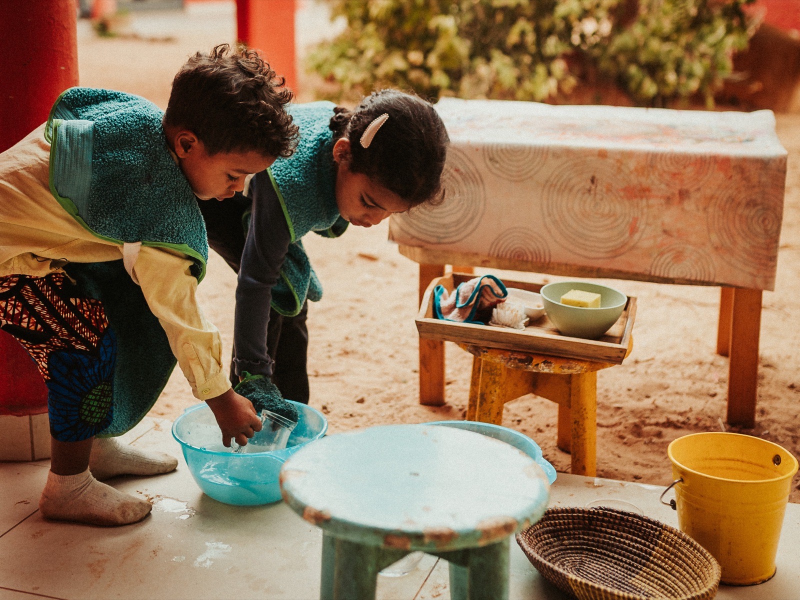 Vie pratique : deux enfants lavent la vaisselle
